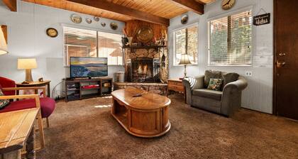 Country Cottage - Near Hiking Trails, Fireplace, Deck, Barbecue