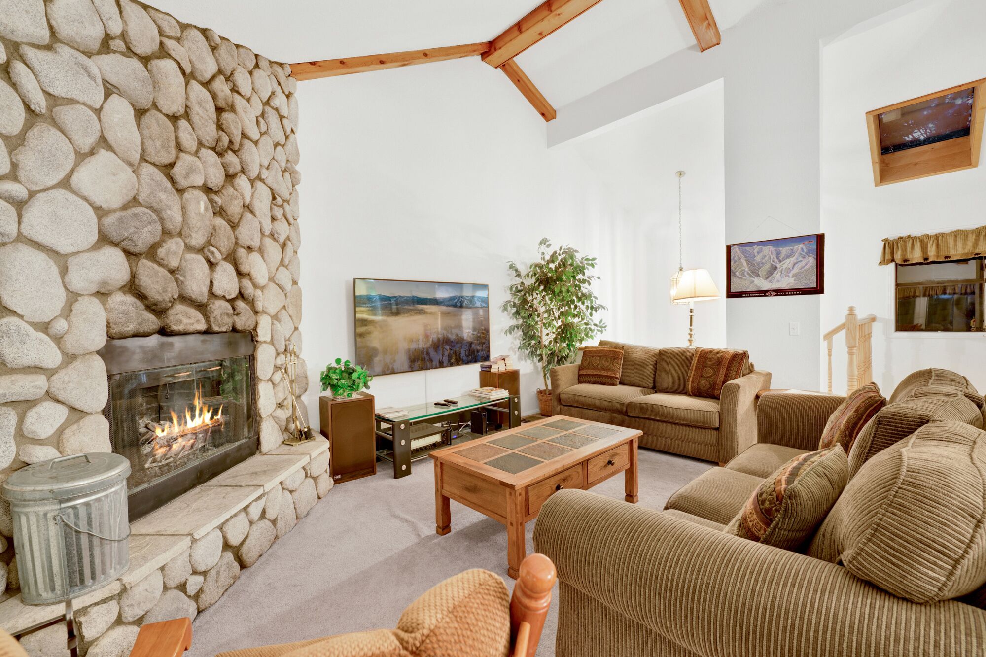Bear Golf Inn~ Walk to Ski Lift~ Bear Mountain Condo~