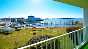 Propiedad frente al agua con muelle, piscina y vista del horizonte de la ciudad.