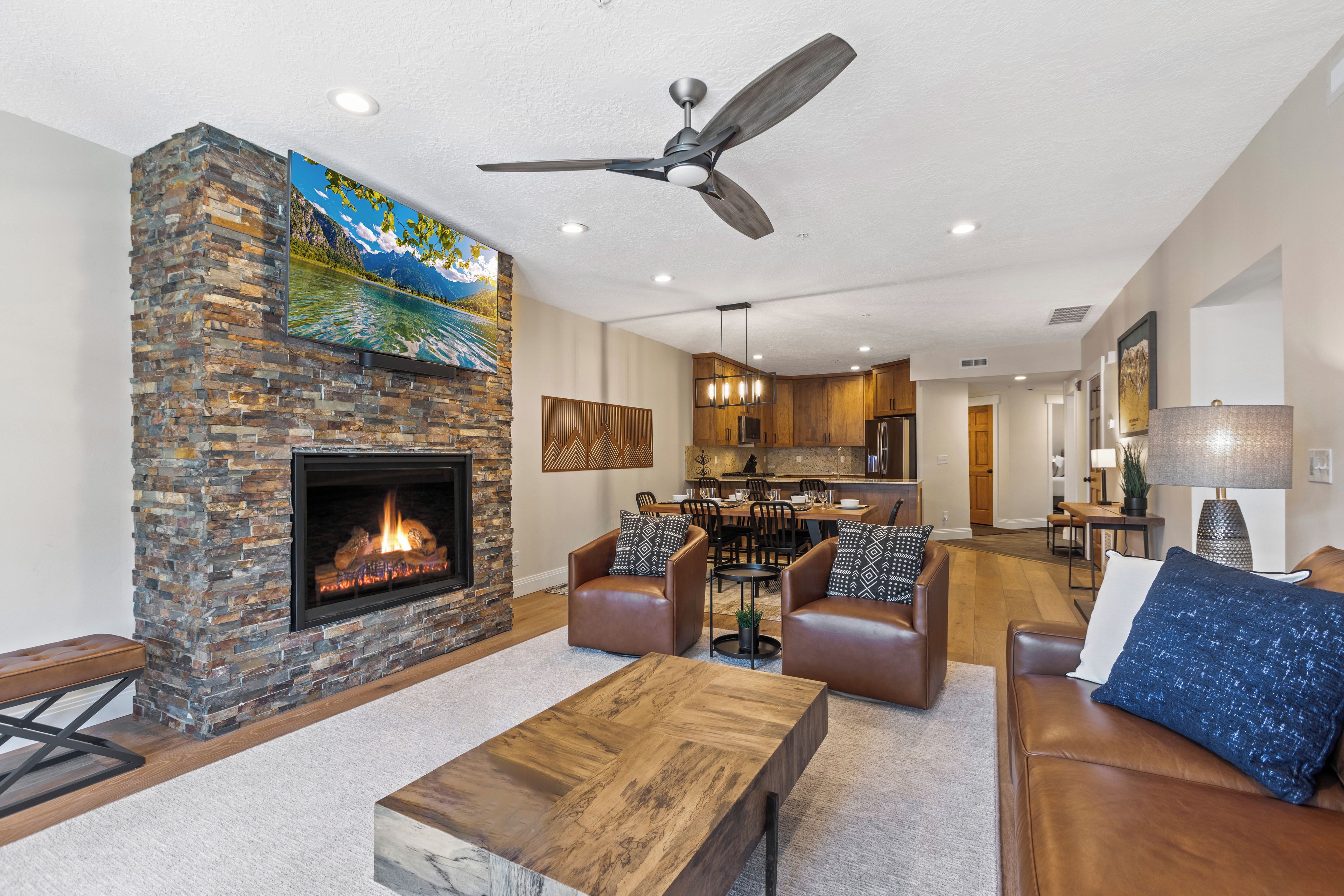 Smart TV y chimenea 