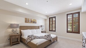 3 bedrooms, iron/ironing board, free WiFi, bed sheets - Walk to Lifts and Main Street - Private Hot Tub I Managed by Park City Lodging (Park City)