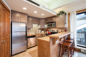 Kühlschrank, Ofen, Herdplatte, Wasserkocher mit Kaffee-/Teezubehör