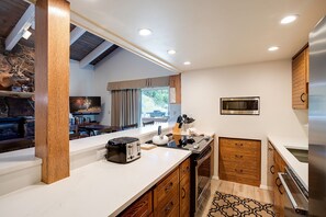 Fridge, oven, stovetop, dishwasher