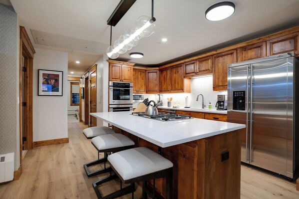 Fridge, oven, stovetop, coffee/tea maker