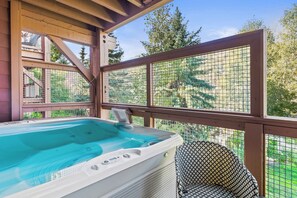 A hot tub with a view of a garden through a screened window. - Great location to Old Town/Main Street| Hot Tub | Managed by Park City Lodging (Park City)