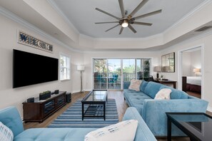 TV, DVD player - Bright and Spacious Luxury Condo Close to Disney - Great Golf Views! (Kissimmee)