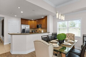 Dining - Bright and Spacious Luxury Condo Close to Disney - Great Golf Views! (Kissimmee)