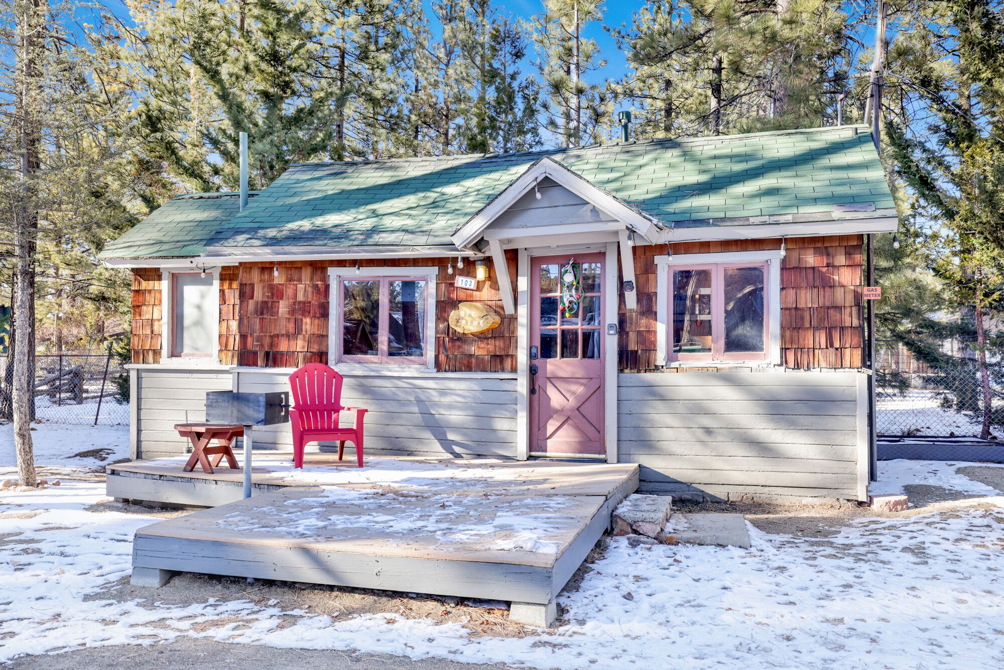 Enjoy a relaxing evening with a view of the lake, with a charcoal BBQ.