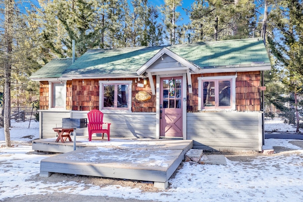 Enjoy a relaxing evening with a view of the lake, with a charcoal BBQ.