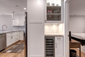 2 bedrooms, desk, iron/ironing board, Internet