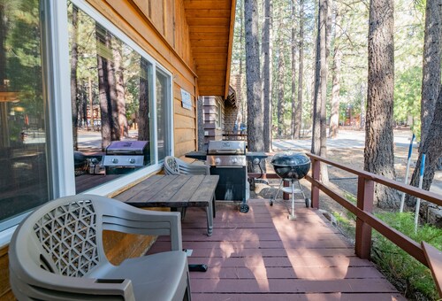 Moonridge Hideaway - Fireplace, Deck, Fenced Yard, Pet Friendly