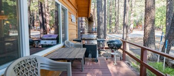 Moonridge Hideaway - Fireplace, Deck, Fenced Yard, Pet Friendly