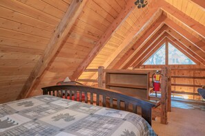 1 bedroom, free WiFi, bed sheets - Moonridge Hideaway - Fireplace, Deck, Fenced Yard, Pet Friendly (Big Bear Lake)