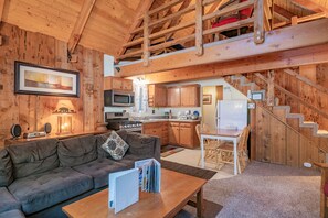 Smart TV, fireplace, DVD player, streaming services - Moonridge Hideaway - Fireplace, Deck, Fenced Yard, Pet Friendly (Big Bear Lake)
