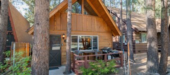 Moonridge Hideaway - Fireplace, Deck, Fenced Yard, Pet Friendly