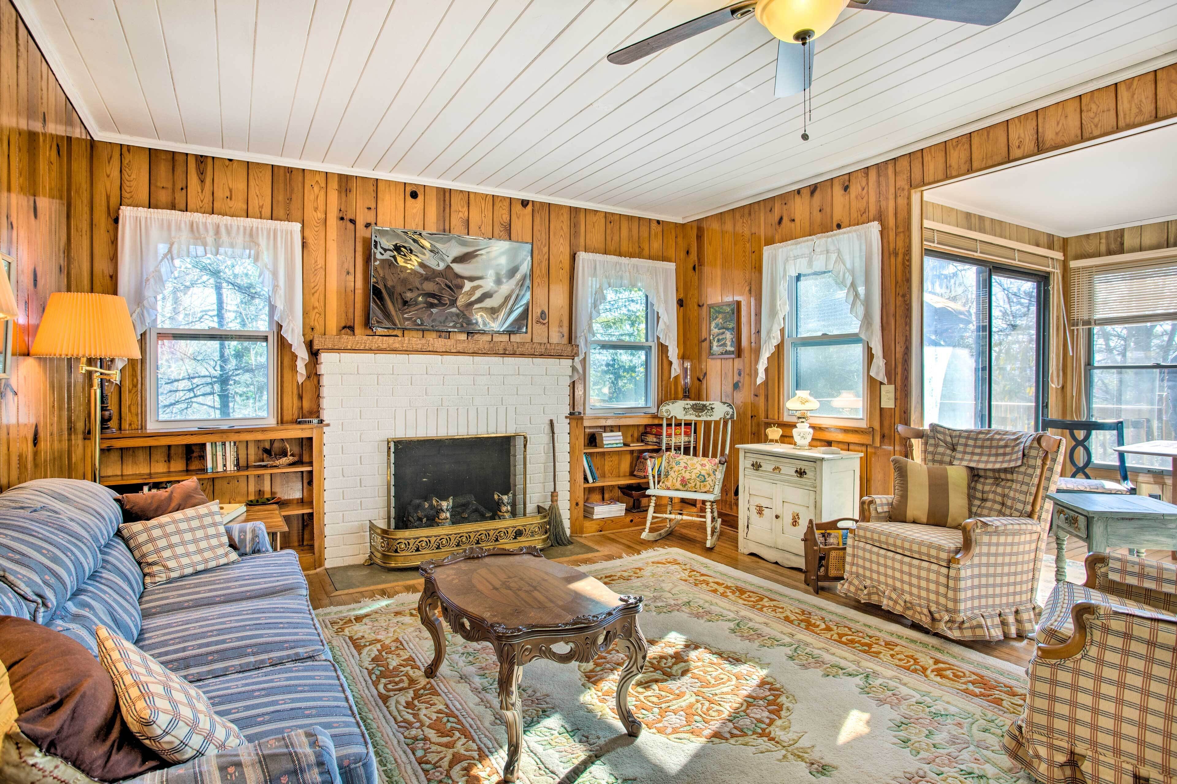 Dog-Friendly Hendersonville Cabin Near Asheville!