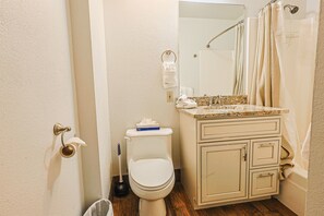 Combined shower/bathtub, hair dryer, towels