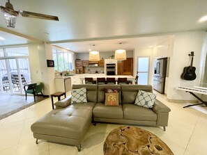 Smart TV, libros, estéreo y oficina 