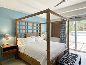 5 bedrooms, desk, iron/ironing board, travel crib