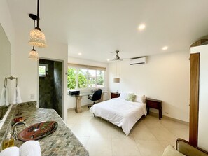 5 habitaciones, escritorio y tabla de planchar con plancha 