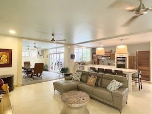 Smart TV, libros, estéreo y oficina 