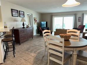 Interior - El Matador 445 by Alicia Hollis Rentals FREE TICKETS! $300/Day (Fort Walton Beach)