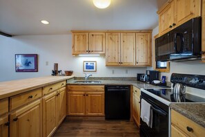 Réfrigérateur, four, plaque de cuisson, cafetière/bouilloire