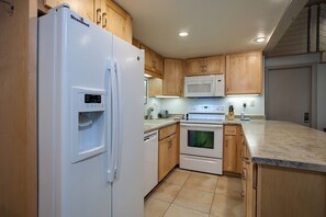 Refrigerador, horno, parrilla de estufa y cafetera y tetera