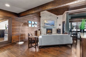 Smart TV y chimenea 