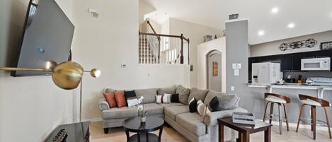 スマートテレビ、DVD プレーヤー、テーブルサッカー台、ステレオ