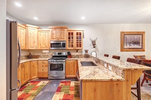 Fridge, microwave, stovetop, dishwasher