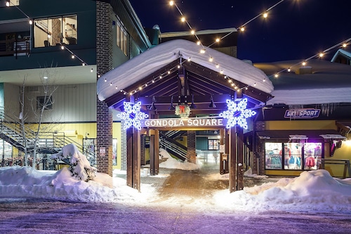 GSQ32 | Nice Views | Huge Private Deck | Steps from Steamboat Square