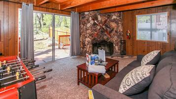 Televisie, een open haard, een dvd-speler en tafelvoetbal