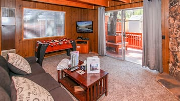 Televisión, chimenea, reproductor de DVD y futbolito