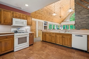 Fridge, microwave, stovetop, dishwasher