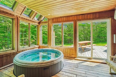 Sunburst home sleeps 16 with an indoor and outdoor hot tub. Perfect for family reunions and getaways.