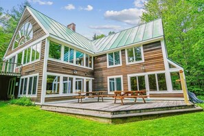 Exterior - Sunburst home sleeps 16 with an indoor and outdoor hot tub.  Perfect for family reunions and getaways. (Killington)