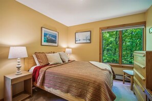 7 bedrooms, Internet, bed sheets - Sunburst home sleeps 16 with an indoor and outdoor hot tub.  Perfect for family reunions and getaways. (Killington)