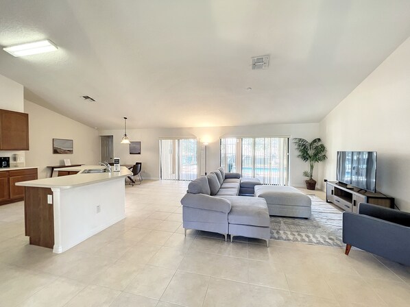 Smart TV, DVD player, table football - FLORIDA PARADISE : Private Pool (Davenport)