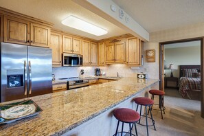 Fridge, oven, stovetop, dishwasher