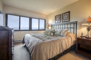 2 bedrooms, iron/ironing board, WiFi, bed sheets - BT305 | Great Views | Walk to Base Area | Winter Shuttle | Ski In | Hot Tub (Steamboat Springs)