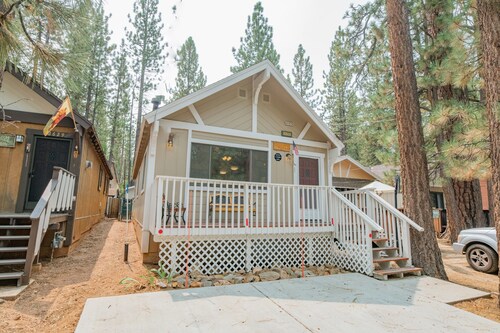 Moonridge Mountain - Hot Tub, Fenced Yard, BBQ, Walk to shops