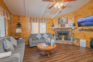 TV, fireplace - Moonridge Mountain - Hot Tub, Fenced Yard, BBQ, Walk to shops (Big Bear Lake)