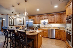 Fridge, oven, stovetop, coffee/tea maker