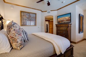 4 bedrooms, iron/ironing board, WiFi, bed sheets - HM3E | Pure luxury | Winter Shuttle | Hot Tub | Pool | Steps from Mtn Village (Steamboat Springs)