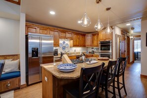 Fridge, oven, stovetop, coffee/tea maker
