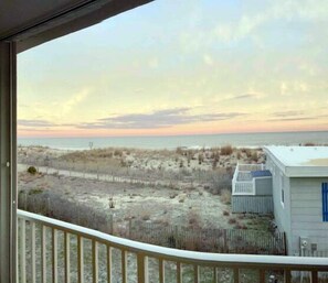 Property grounds - Festive, fun 2 bedroom oceanfront condo with free WiFi, unique and sunny decor, and a beautiful view of the ocean located in quiet midtown and just a few steps to the beach! (Ocean city)