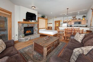 Flatscreentelevisie, een open haard, tafelvoetbal en een computerscherm