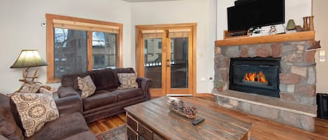 Fladskærms-tv, pejs, bordfodbold, computerskærme