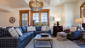 Televisie en een open haard